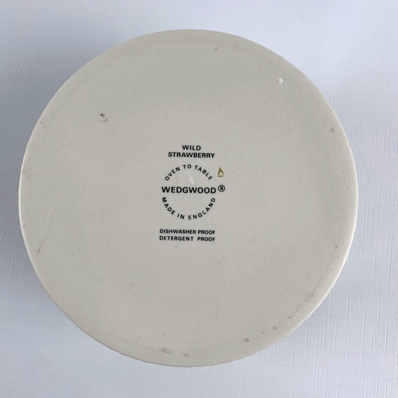 Wedgwood Made in England Vintage EUC Gold Rimmed Wild Strawberry Soufflé Dish - Picture 6 of 6